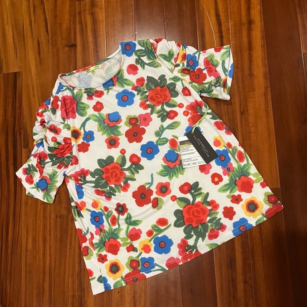 New NWT Trisha Tyler Floral Print T-Shirt Crew Neck Short Sleeve Size Medium‎